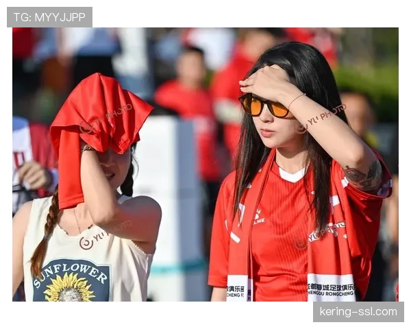 赛场花絮：比赛因火警警报意外中断15分钟，球员在场地内进行拉伸保持状态